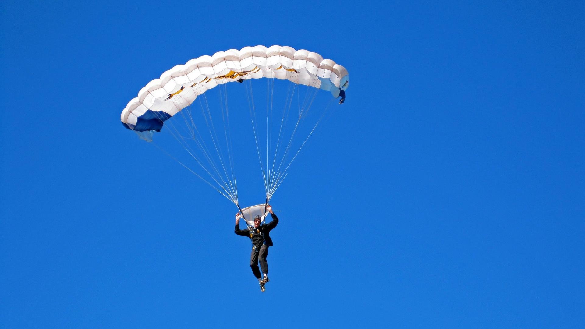 主帅赛后表示比赛结果虽胜但仍有许多细节值得总结与提升，球队的主帅是什么意思