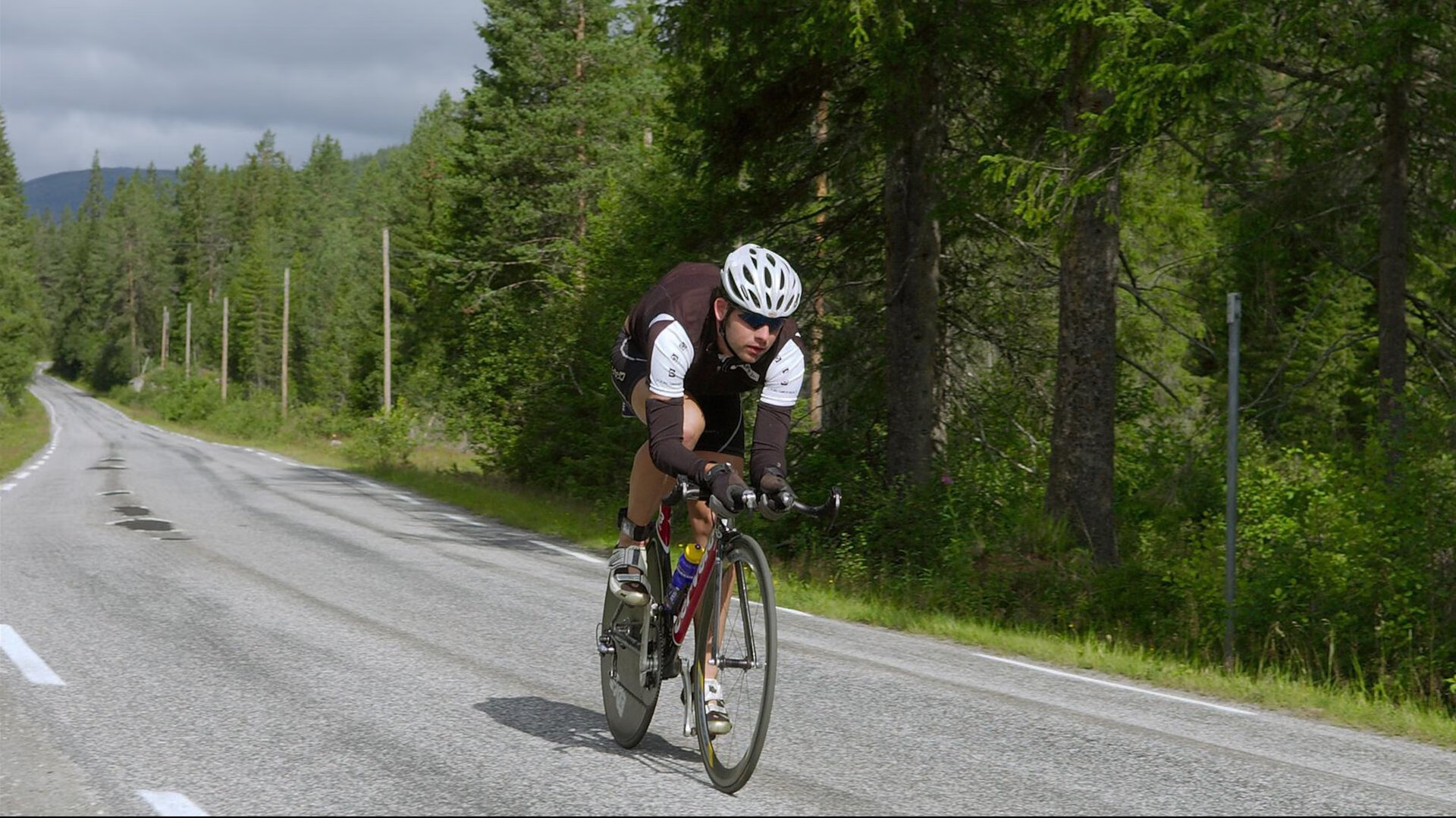 国士无双：赛场拼抢中的不屈英雄