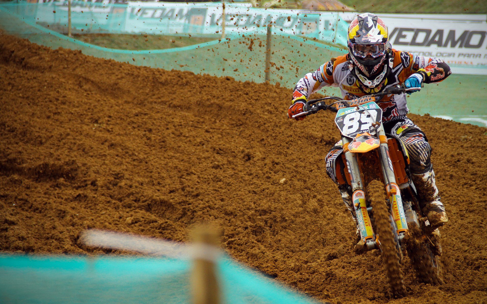 球迷涌现创意横幅为球队鼓劲成网络话题，球队宣传词